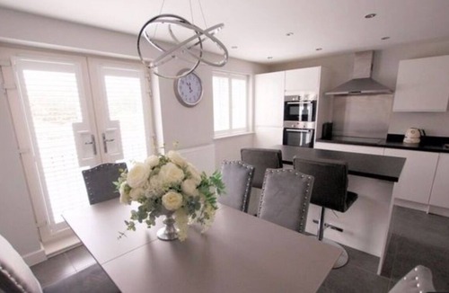 Portsmouth House | Solent Heights Modern Luxury with Hot Tub & Garden Sleeps 8
