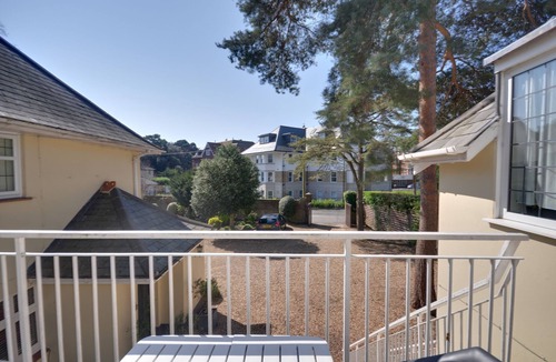 Bournemouth City Centre Cottage | Somerville Coach House 1 - a studio that sleeps 2 guests in 1 bedroom