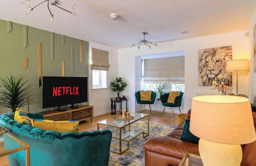 Newport Pagnell House | Sophisticated 5-Bedroom House