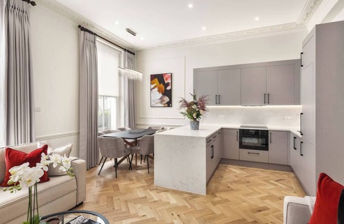 Earl's Court Apartment | South Kensington | Terrace, 4m Ceilings, Full AC, Harrods & Hyde Park