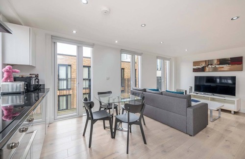 Euston Apartment | Spacious 2-Bed · Balcony · St Pancras · Sleeps 6