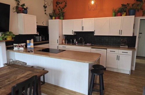 Exeter Apartment | Spacious 2 Bed/Bath Central Apt, Parking & Garden