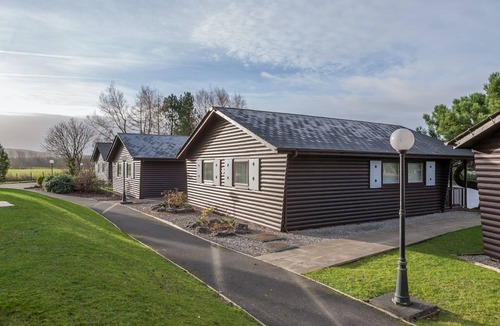 Carnforth Cabin | Spacious 2-Bed Lodge | Lakeside Resort | Sleeps 6