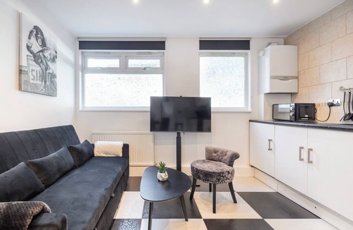 Cathedrals Apartment | Spacious 2BR Apartment in Central London – Sleeps 6 – 2min to Tube