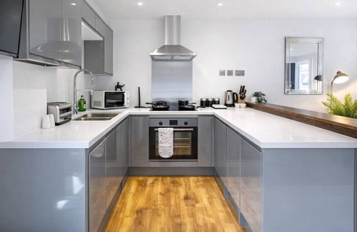 Bedford Apartment | Spacious 2BR Bradford Home for 6