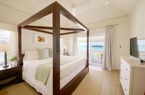 Governor's Harbour Apartment | Spacious 2BR 2BA Upstairs Designer Apartment Suite