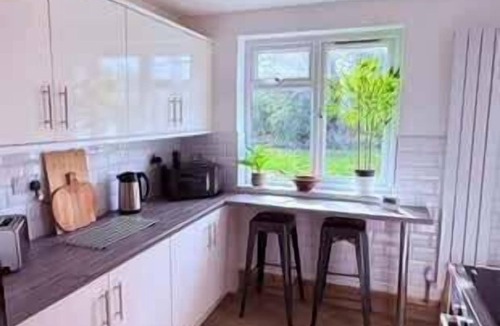 Liverpool House | Spacious 2BR Home | Sleeps 5 | Parking | Liverpool