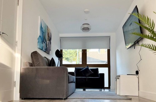Bushey Apartment | Spacious 3 bed Duplex Apartment - 18 mins from Central London - sleeps 8