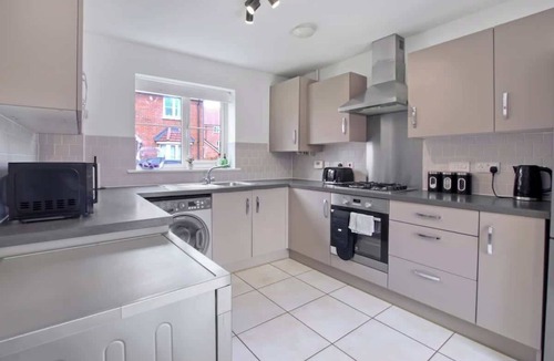 Hartwell House | Spacious 3-Bed House with Parking and Garden