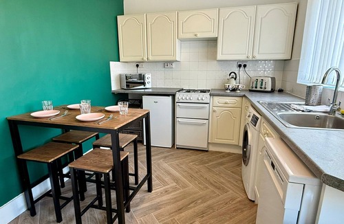 Wolverhampton House | Spacious 3-Bed House with Parking, WiFi & Garden
