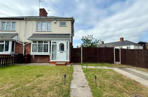 Wolverhampton House | Spacious 3-Bed Home Contractor-Friendly with Parking in Wolverhampton