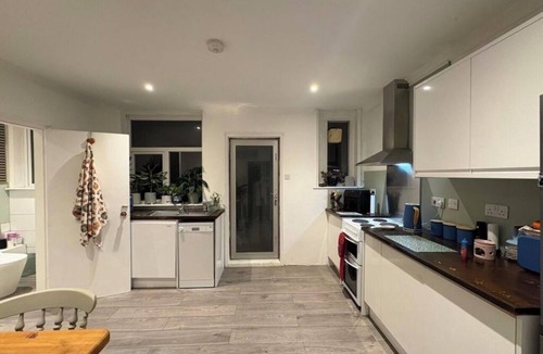 Stowmarket House | Spacious 3-Bed Terrace, Great Links