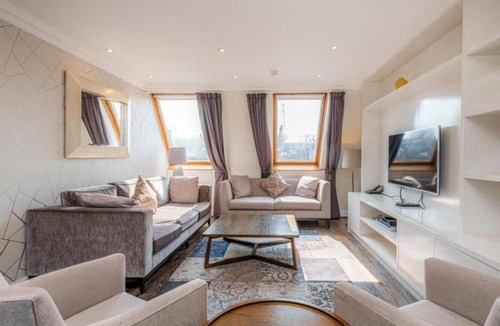 South Kensington Apartment | Spacious 3-bedroom apartment in marvelous London with AC