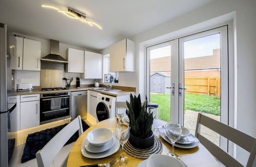 Cranfield House | Spacious 3-Bedroom House | Wi-Fi | Serviced Stays