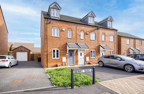 Cranfield House | Spacious 3-Bedroom House | Wi-Fi | Serviced Stays