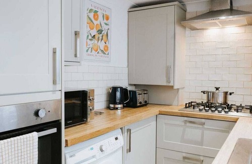 St Helens House | Spacious 3 Bedroom Home with Smart TV, WiFi and Garden, Sleeps 6