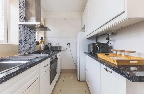 Yiewsley House | Spacious 3BDR Home with Parking