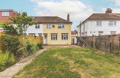 Yiewsley House | Spacious 3BDR Home with Parking