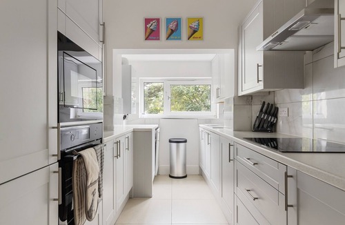 Mapesbury House | Spacious 3BR Flat | 9 Minutes to Kilburn Stn. | ST