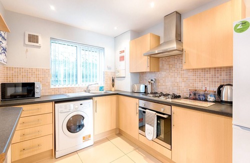 Landore House | Spacious 3BR Home Sleeps 7 | Parking, WiFi & Near Centre