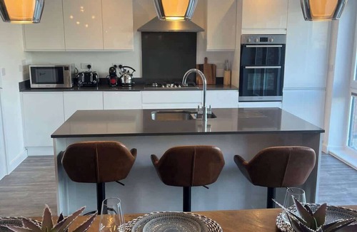 Milton Keynes House | Spacious 4-Bed | Canal Views | Parking for 2+ Cars