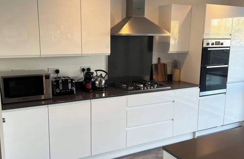 Milton Keynes House | Spacious 4-Bed | Canal Views | Parking for 2+ Cars