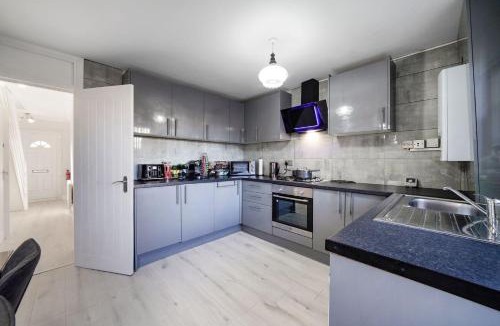Custom House Apartment | Spacious, 4 bed, Garden, Parking, ExCel London