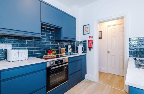Crewe House | Spacious 4 Bed Home in Crewe, Perfect for Groups!