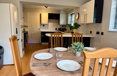 Wolverhampton House | Spacious 4 Bed House with parking in Wolverhampton