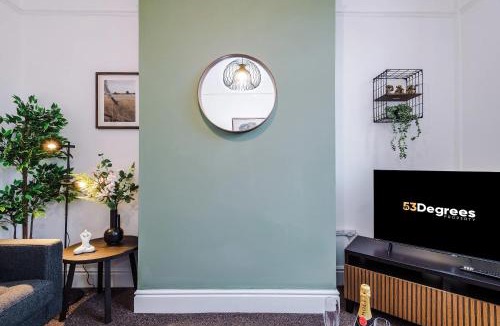 Crewe House | Spacious 4 Bed Home in Crewe by 53 Degrees Property! Perfect for Groups & Families
