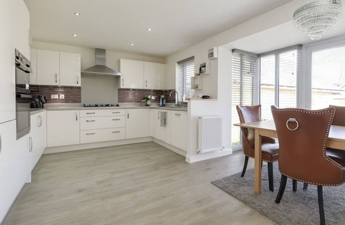 Bletchley House | Spacious 4 Bedroom House with Home Office