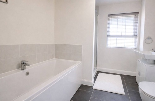 Bletchley House | Spacious 4 Bedroom House with Home Office