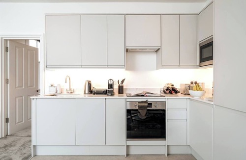 Redcliffe Apartment | Spacious 4-bedroom, 2-bathroom duplex in Earl’s Court/Chelsea, just 8 minutes’ walk to the tube. Close to Westfield, Holland Park, museums, cafés, and restaurants. Stairs required to access the unit — perfect for families or groups exploring London.