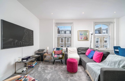 Redcliffe Apartment | Spacious 4-bedroom, 2-bathroom duplex in Earl’s Court/Chelsea, just 8 minutes’ walk to the tube. Close to Westfield, Holland Park, museums, cafés, and restaurants. Stairs required to access the unit — perfect for families or groups exploring London.