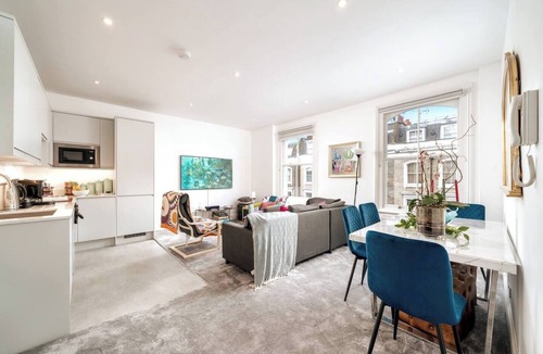 Redcliffe Apartment | Spacious 4-bedroom, 2-bathroom duplex in Earl’s Court/Chelsea, just 8 minutes’ walk to the tube. Close to Westfield, Holland Park, museums, cafés, and restaurants. Stairs required to access the unit — perfect for families or groups exploring London.