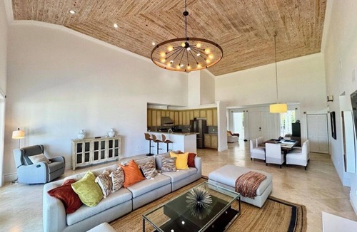 Alice Town House | Spacious 4-bedroom villa with 90ft dock in Bimini Bay Resort