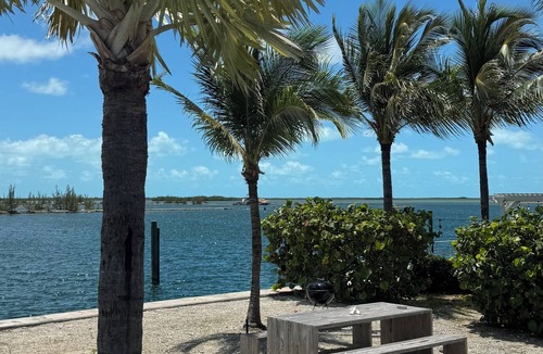 North Bimini House | Spacious 4-bedroom house with WiFi, AC, & Filtered Water. 40ft floating Dock