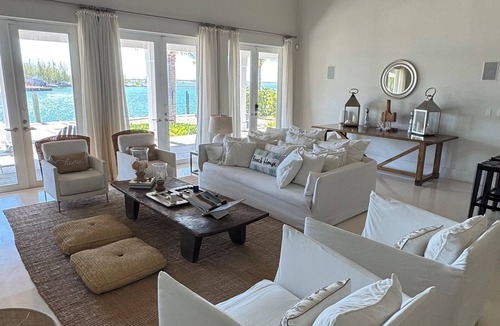 North Bimini House | Spacious 4-bedroom house with WiFi, AC, & Filtered Water. 40ft floating Dock