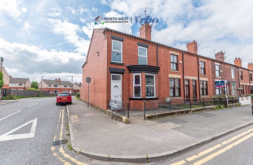 Leigh House | Spacious 4-Bedroom House in Wigan – Free Parking & Wi-Fi | Long Stays Welcome