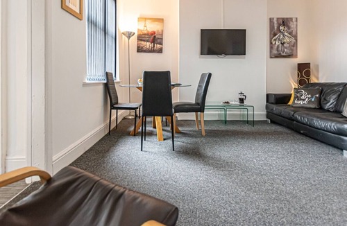 Leigh House | Spacious 4-Bedroom House in Wigan – Free Parking & Wi-Fi | Long Stays Welcome