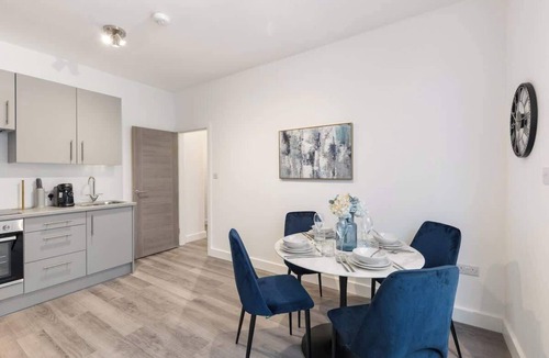 Brent Cross House | Spacious 4 BR House Near Tube station - 3 min walk