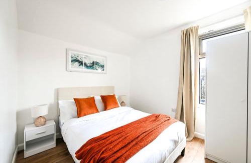 Watford House | Spacious 4bed Sleeps8 Free Parking Watford town Centre