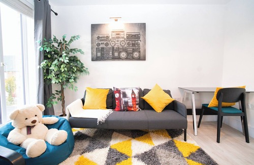 Newport Pagnell House | Spacious 5‑Bed family Stay Sleeps 14 Near Willen Lake Stadium MK free parking M1