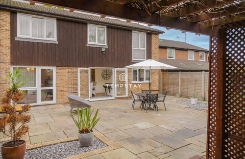 Sunninghill House | Spacious 5 bed Sunninghill W/Drive - By Tempstay