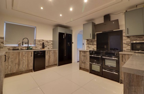 Peterborough House | Spacious 5-bedroom house in enchanting Peterborough with fitness room