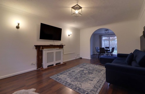 Peterborough House | Spacious 5-bedroom house in enchanting Peterborough with fitness room