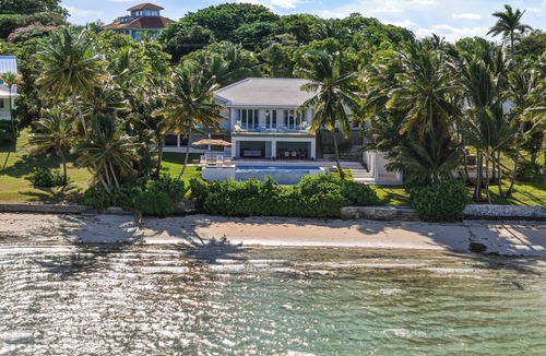 Eastern Road House | Spacious 5-bedroom House With Beach and Pool