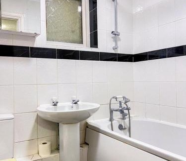 Luton Apartment | Spacious 5 Bedroom Near Airport