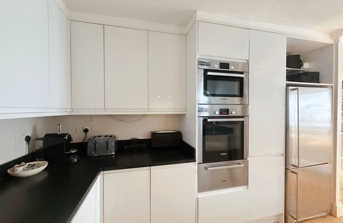 Churchill Apartment | Spacious 5-Story Central London Townhouse | Cozy Home Near Victoria Station