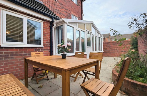 Liverpool House | Spacious 5BR home on Marmaduke Street with 2 bathrooms, full kitchen, bright dining area, and private garden. Free on-site parking. Close to city centre, Anfield Stadium, and major attractions—ideal for families, groups, or business stays.